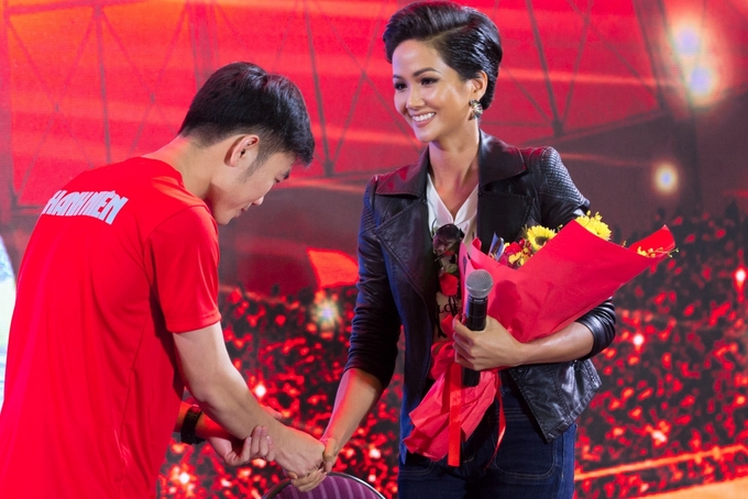 HHen Niê tim đập, chân run khi gặp Quang Hải, Xuân Trường U23